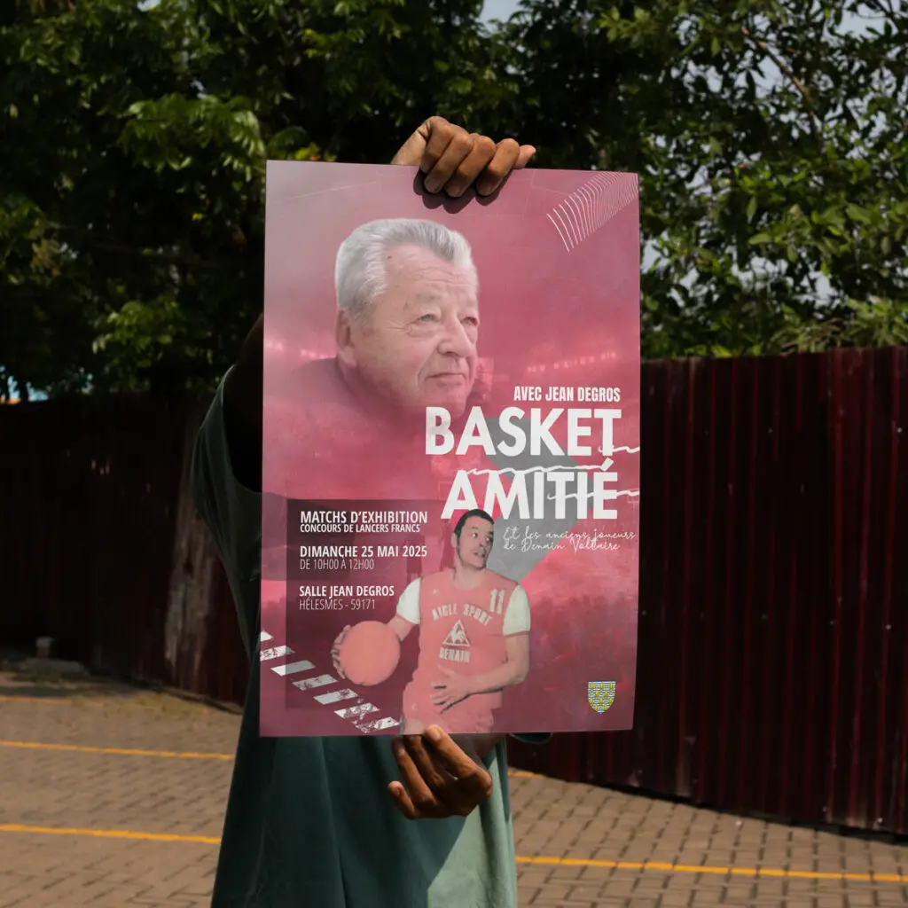 Un homme tient une affiche pour l'événement basket amitié dans la rue