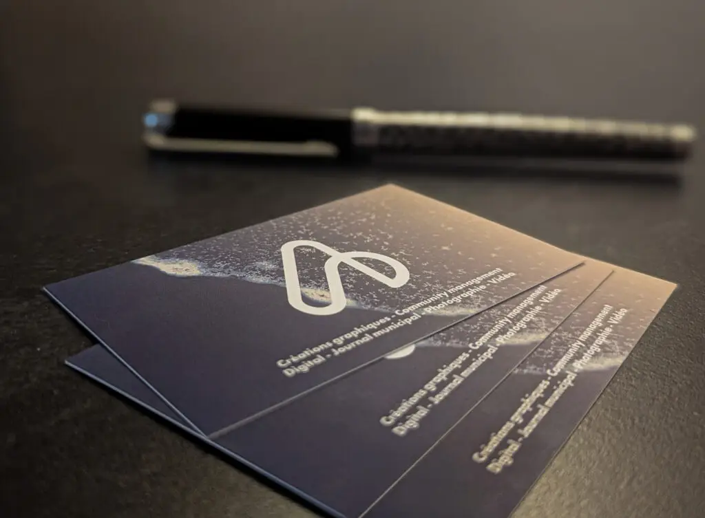 Cartes de visite avec logo, listant les services : créations graphiques, community management, journal municipal, photographie et vidéo