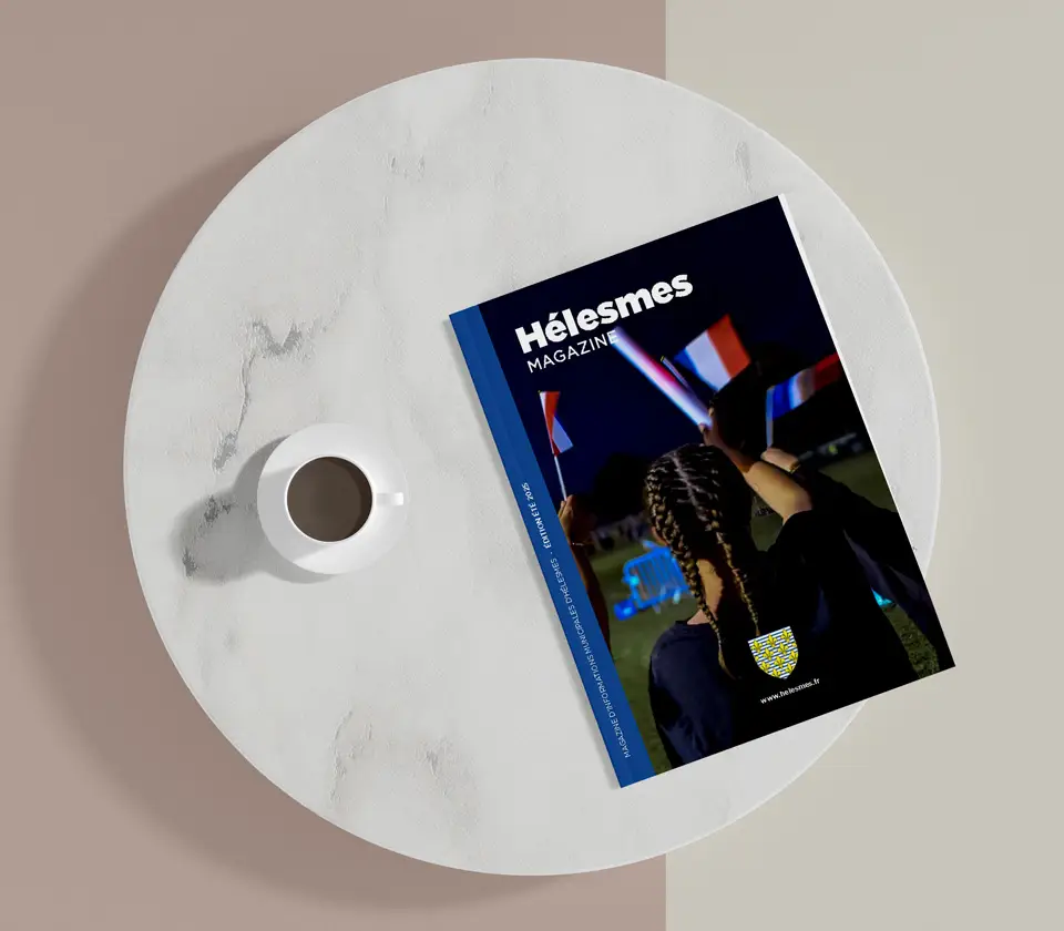 Magazine municipal de la commune d'Hélesmes sur une table avec un café