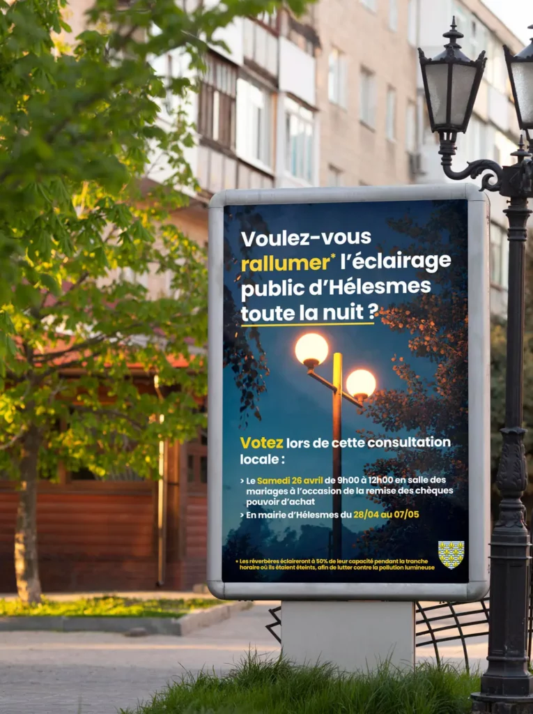 Une affiche pour une consultation locale dans un panneau d'affichage dans une ville